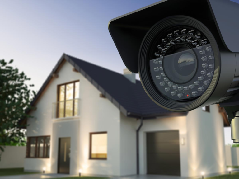 Cámara de vigilancia exterior protegiendo una vivienda
